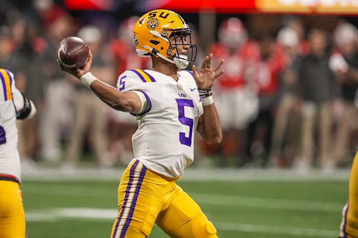 LSU Tigers quarterback Jayden Daniels (5) passes the ball against the Georgia Bulldogs at Mercedes-Benz Stadium.